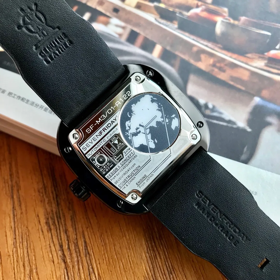 【Authentic Tmall】💰1640! Seven Fridays-Sevenfriday M3/01! Come on guys! Support nfc anti-counterfeiting! The talented designers at Seven Fridays have used spaceships as inspiration to create an all-new launcher piece, with a sandblasted and polished black and gun metal disc forming an aerodynamic Y-wing marking the seven-star logo at the seven hour mark. The Y-wing shape leaves room to display three overlapping white discs indicating the time, minutes and seconds read from left to right. A forward red highlight displays the time on the left at the 9H mark, and a forward red arrow indicates the minutes on the right. The seconds are in increments of 5 on the identification plate. The asymmetrical placement of decorative screws on the upper disc enhances the industrial spirit of this edition! Paired with leather and rubber straps, the all-black concept is coming.